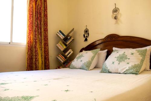 um quarto com uma cama com duas almofadas e uma janela em Room in Agadir Morocco em Agadir