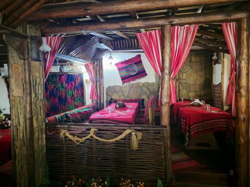 twee bedden in een kamer met rode lakens bij Къща за гости Чаршията in Smolyan