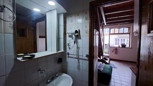 Un baño con lavabo, inodoro y ventana. en Terrazas del sur, en Ushuaia