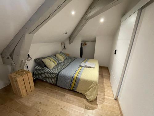 una camera da letto con letto in mansarda di Le Saint Nicolas a Troyes