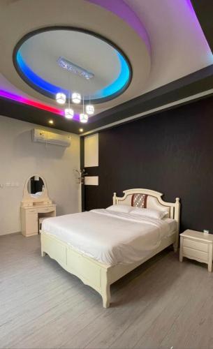 a bedroom with a large bed with a blue ceiling at شاليهات واتر وولد in Raʼs Munaysif