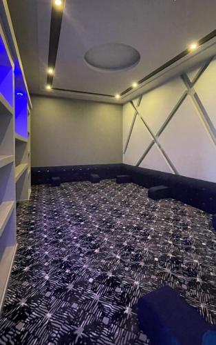 a movie room with a black and white carpet at شاليهات واتر وولد in Raʼs Munaysif