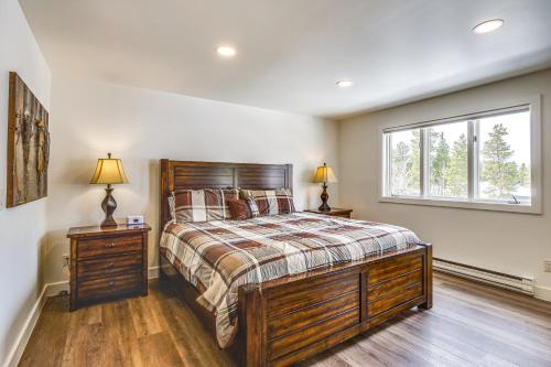 sypialnia z dużym łóżkiem i oknem w obiekcie Bright Breck Condo - Walk to Shuttle and Main Street w mieście Breckenridge
