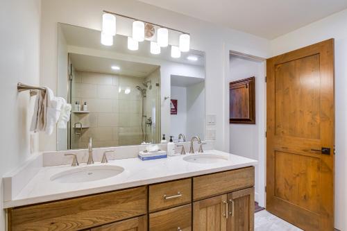 łazienka z 2 umywalkami i dużym lustrem w obiekcie Bright Breck Condo - Walk to Shuttle and Main Street w mieście Breckenridge