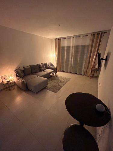 ein Wohnzimmer mit einem Sofa und einem Stuhl in der Unterkunft Studio indépendant Valbonne proche Cannes in Valbonne