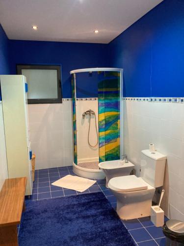 bagno con 2 servizi igienici e doccia di Quinta de Santana - Queimadas a Furnas