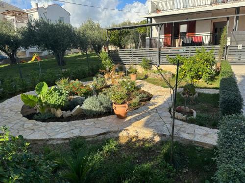 Κήπος έξω από το Apartmani INO