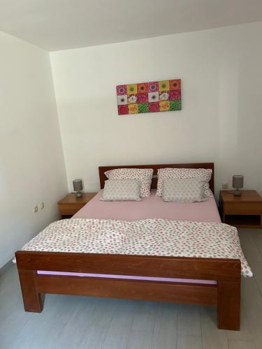 um quarto com uma cama e duas mesas de cabeceira em Lucija em Karlobag