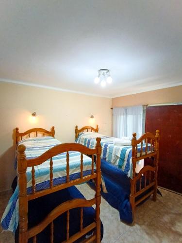 1 dormitorio con 2 literas y ventana en Hotel Interlagos en San Juan