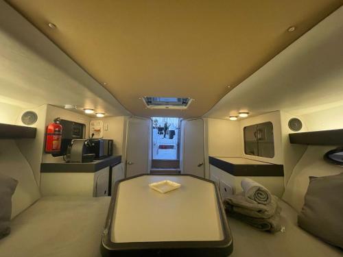 une petite chambre avec une table dans une caravane dans l'établissement Alojamiento en Barco Voralamar, à Valence