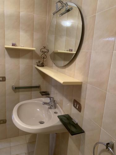 een badkamer met een wastafel en een spiegel bij Tre Grazie - Quando il viaggio offre l'esperienza in Possagno