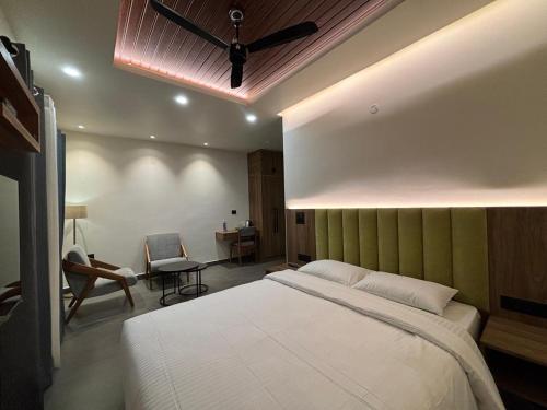 Postel nebo postele na pokoji v ubytování Konwar Inn & Suites