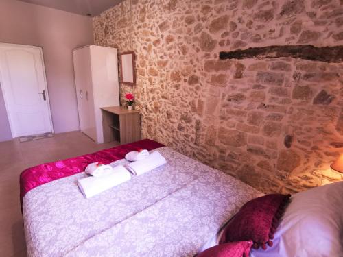 Ένα ή περισσότερα κρεβάτια σε δωμάτιο στο Cozy Stonehouse in Κissamos