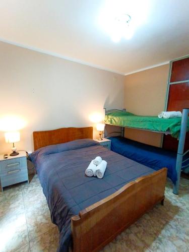 um quarto com duas camas com toalhas na cama em Hotel Interlagos em San Juan