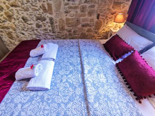 Ένα ή περισσότερα κρεβάτια σε δωμάτιο στο Cozy Stonehouse in Κissamos