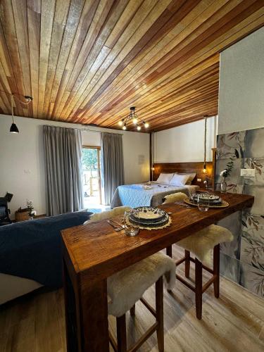 a bedroom with a bed and a wooden ceiling at POUSADA SERTÃO DA BOCAINA in Cunha