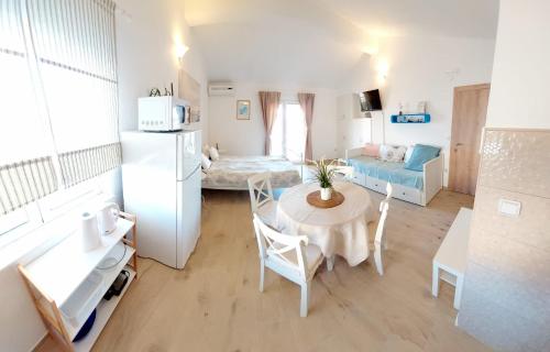 Η κουζίνα ή μικρή κουζίνα στο Apartmani INO