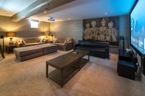 ein Wohnzimmer mit Sofas und einem Flachbild-TV in der Unterkunft Villa Petit Sergent in Le Bois-Plage-en-Ré