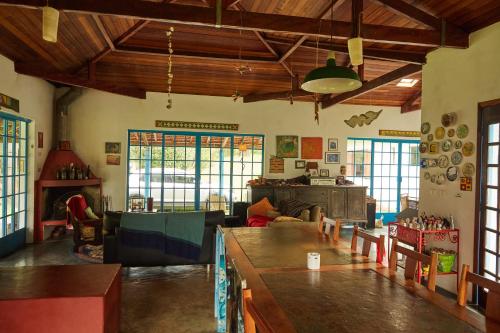 Una sala de estar con una mesa y sillas en una habitación. en Vill Angeli, en Gonçalves