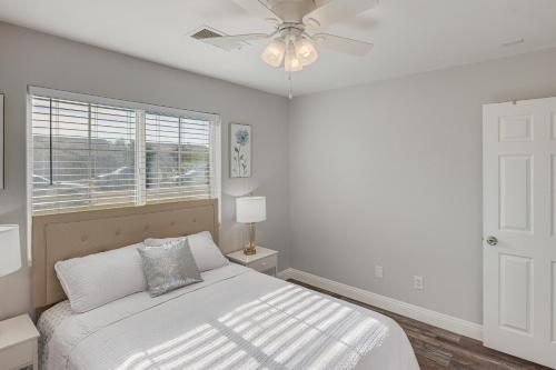 una camera da letto con un letto e un ventilatore a soffitto di Bakersfield Home with Pool Table, Cornhole and More! a Bakersfield