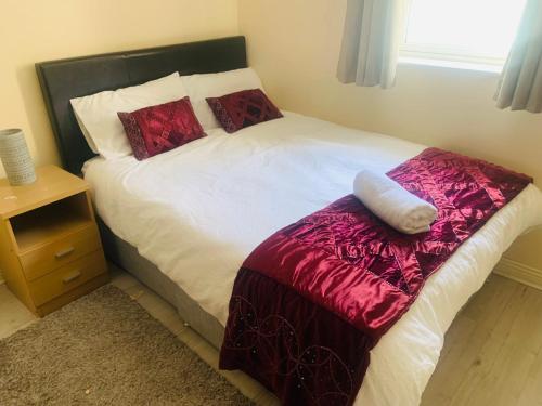 Postel nebo postele na pokoji v ubytování Sea view Flat Cobh