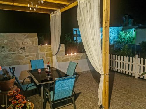 Μπαλκόνι ή βεράντα στο Cozy Stonehouse in Κissamos