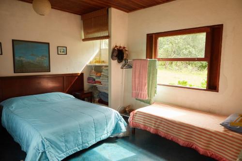un dormitorio con una cama y una ventana en Vill Angeli, en Gonçalves