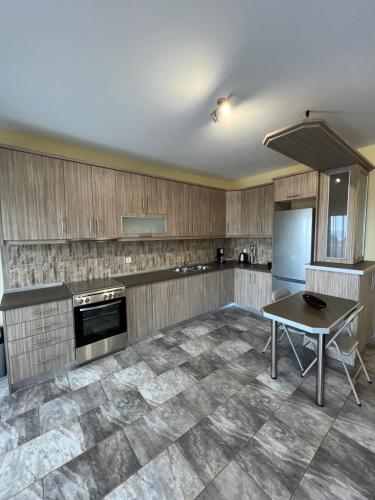een grote keuken met een tafel en een fornuis bij Penelope's apartment ΙΙΙ in Potamiá
