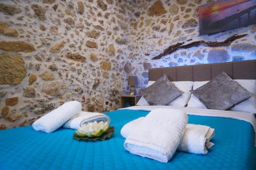Ένα ή περισσότερα κρεβάτια σε δωμάτιο στο Cozy Stonehouse in Κissamos