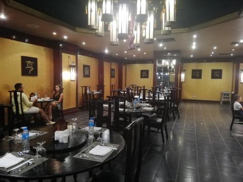 a dining room with people sitting at tables at Chalet NEMO, vista mare, Sharks Bay, Sharm el Sheikh in Sharm El Sheikh