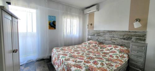 - une chambre avec un lit, une commode et une fenêtre dans l'établissement Cosy 2 bedroom apartment on 5 floor with balcony in the centre of Denia - SPAIN, à Dénia