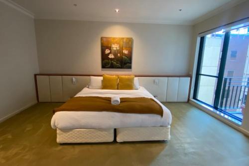 Katil atau katil-katil dalam bilik di Elegant 4B 2B Unit in Melbourne CBD w Parking!