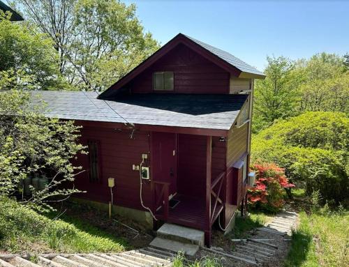 a small red house with a roof at ヴィンテージ那須ハイランドパーク徒歩10分 一棟貸切 定員8名BBQ ファミリー向け 無料Wifi in Nasu