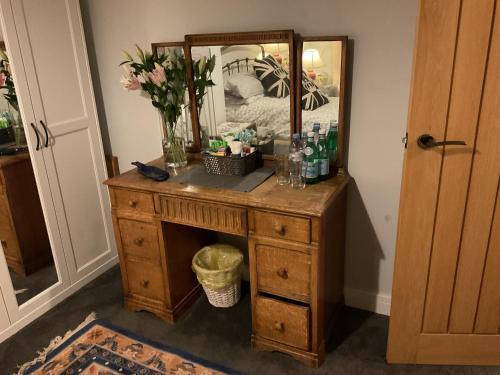 BredonにあるPrivate Room in a house in the Cotswoldsの鏡と花を装着したドレッサー