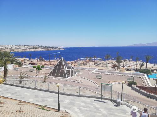 a view of a beach with the ocean in the background at Chalet NEMO, vista mare, Sharks Bay, Sharm el Sheikh in Sharm El Sheikh