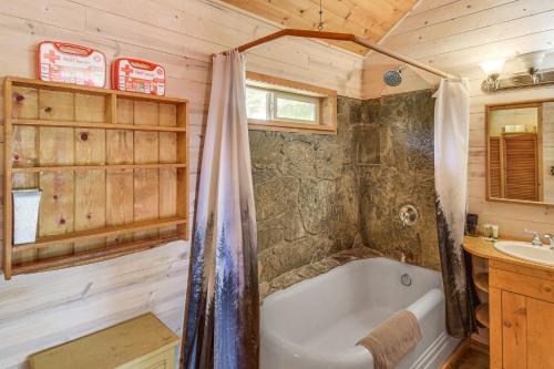 Ванна кімната в Authentic North Fork Cabin with Dock and Private Deck!