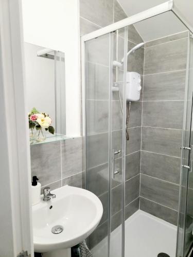 a bathroom with a sink and a shower at 'The Cityside Charm' - Modern, Pristine & Well-appointed 1 Bed Flat in Town - Free Parking in Northampton