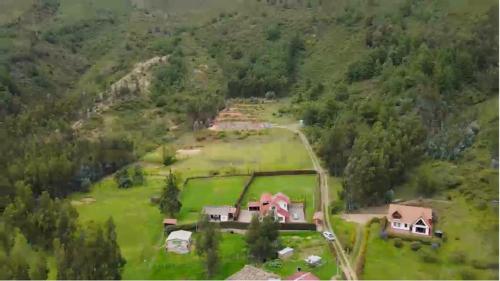 una vista aérea de una casa en un campo verde en FINCA ECOTURISTICA LA LISBOA, en Nobsa