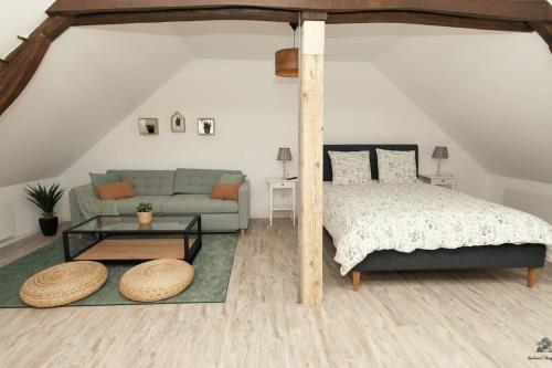 une chambre avec un lit et un canapé dans l'établissement La résidence Jeanne d'Arc 6, Troyes - France, à Troyes