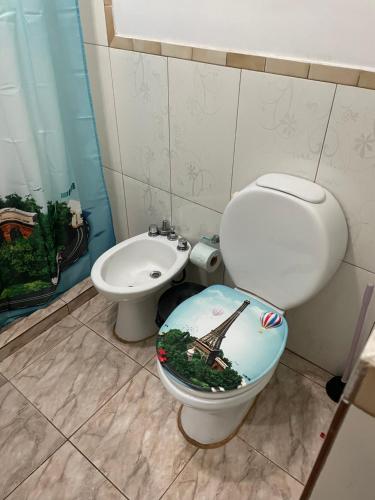 a bathroom with a toilet with the eiffel tower on the lid at El Tata in Puerto Iguazú