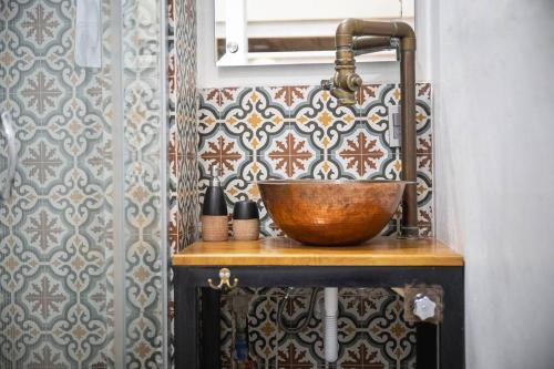 a bowl on a shelf in a bathroom with a wall at “Encantador Loft” - en el corazón de San Pedro in Guadalajara