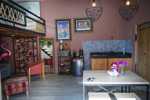 a living room with a table and a kitchen at “Encantador Loft” - en el corazón de San Pedro in Guadalajara