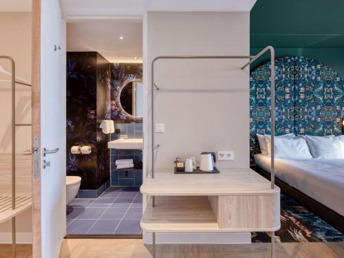 una camera con letto a castello e un bagno di ibis Styles Rotterdam Ahoy a Rotterdam