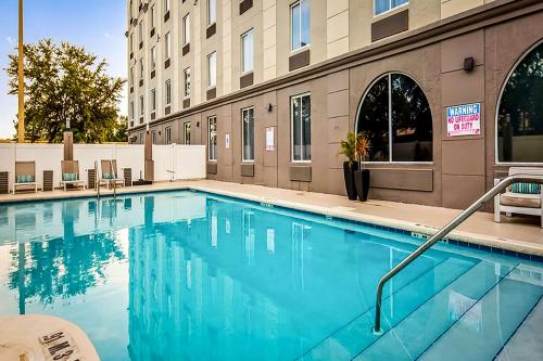 una gran piscina frente a un edificio en Sonesta Essential Orlando, en Orlando