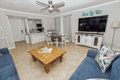 sala de estar con sofá azul y mesa en Sandpiper Cove 2138 Destin Condo, en Destin