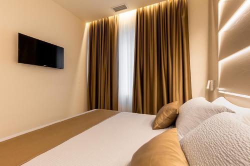 a hotel room with a bed and a television at Bologna Centrale 1 in Bologna