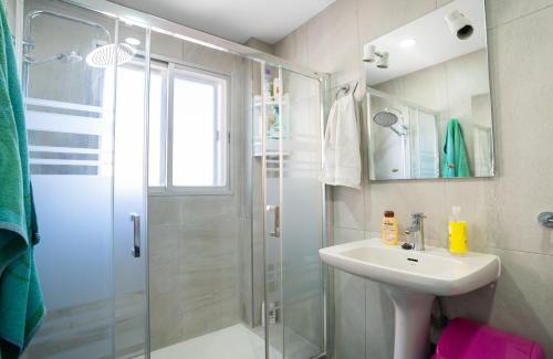 y baño con lavabo y ducha. en Habitación doble con baño compartido en Benalmadena en Benalmádena