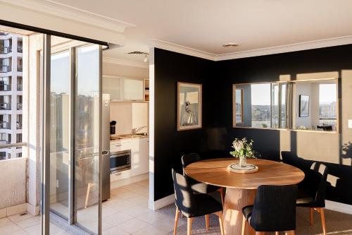 una sala da pranzo con tavolo e sedie di Milson Serviced Apartments a Sydney
