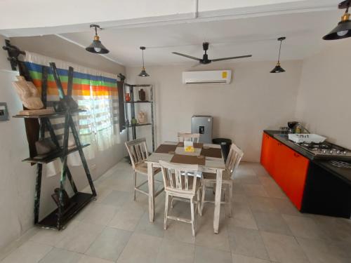- une cuisine avec une table et des chaises dans la chambre dans l'établissement casa agave, à San José del Cabo