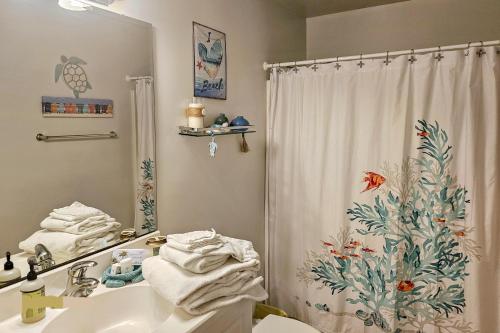 ein Bad mit einem Duschvorhang und einem Waschbecken in der Unterkunft Surf Station in Carolina Beach